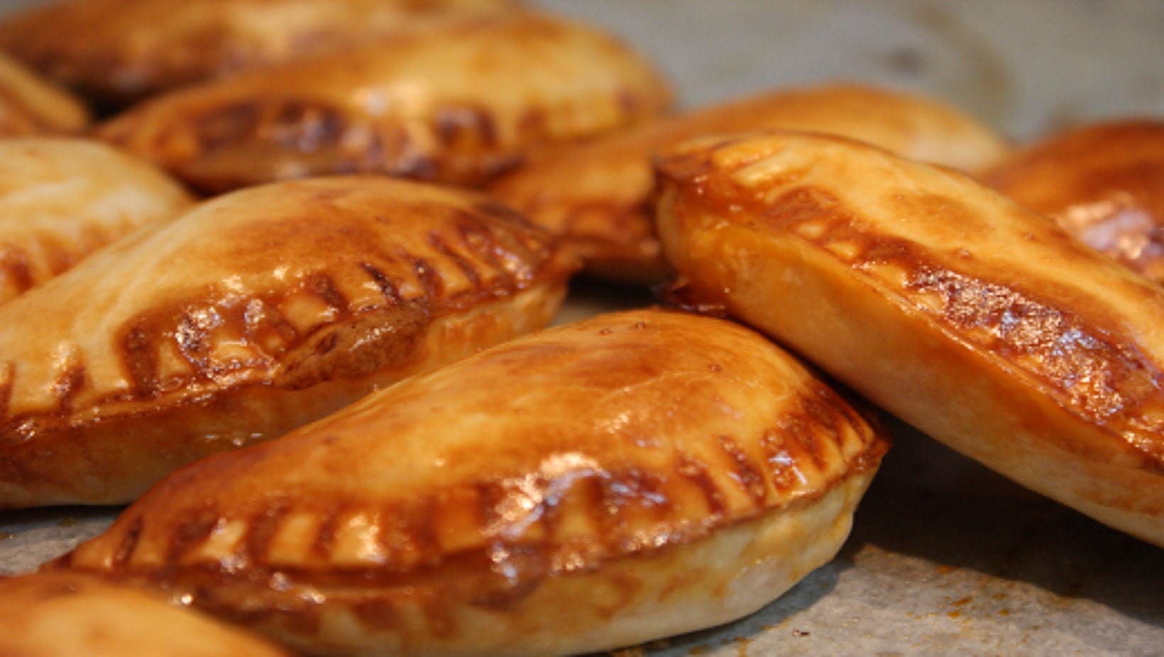 Chausson au foie gras et confit d’oignon : Spėcial Fête – Recettes Plat