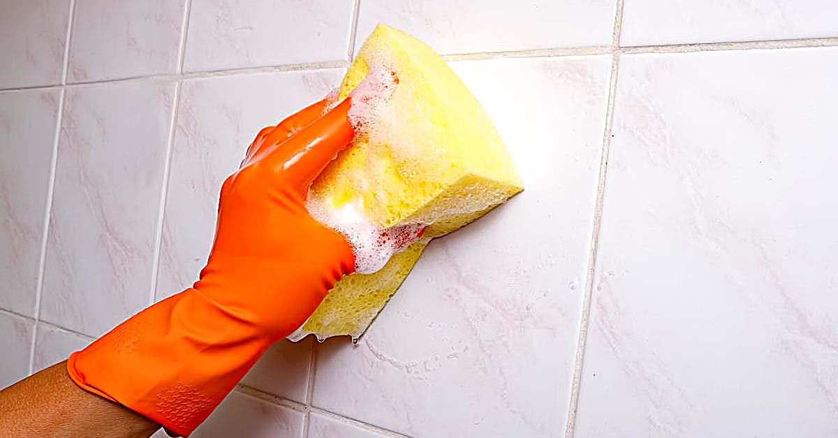Une astuce de génie pour nettoyer les carreaux de la salle de bain des