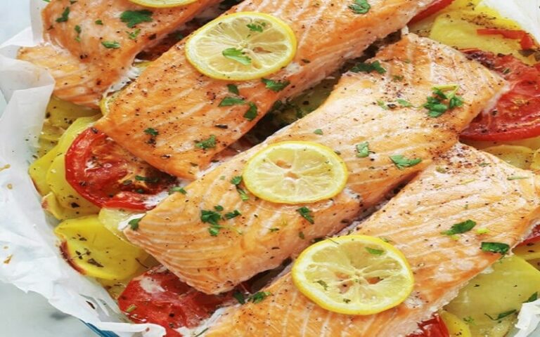PAVÉS DE SAUMON SUR LIT DE POMMES DE TERRE FONDANTES AU FOUR – Recettes ...