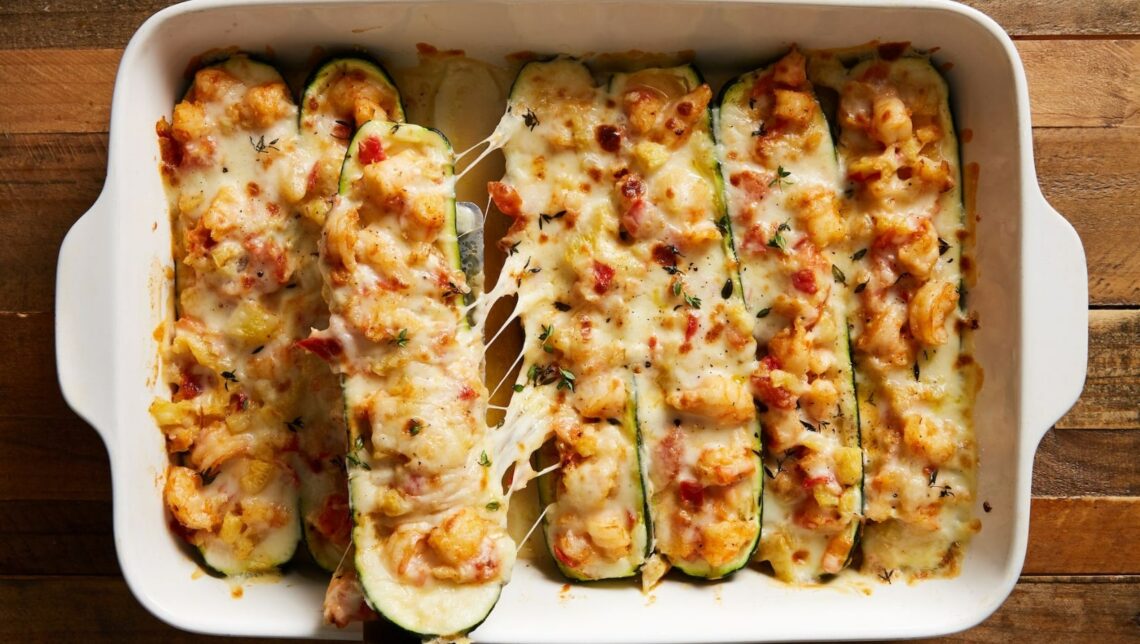 Courgettes Gratinées Aux Crevettes Et à L'ail Courgettes gratinées aux crevettes et à l’ail, faibles en glucides et